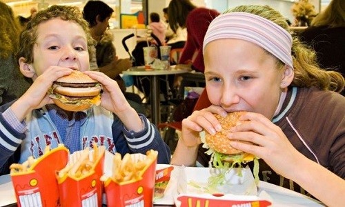 Thức ăn nhanh – Nguy hiểm khôn lường cho trẻ nhỏ