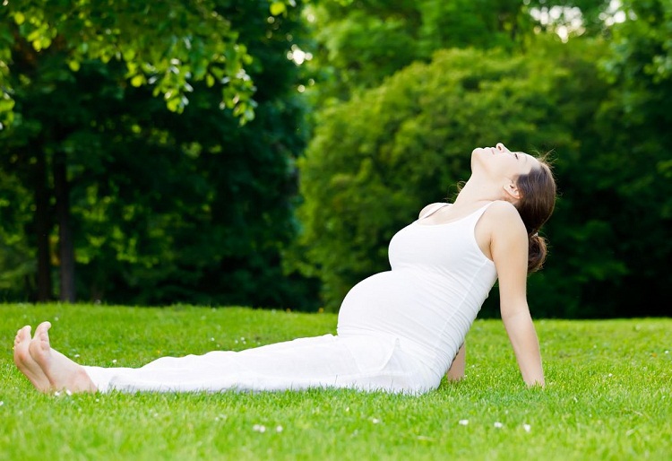 2 bài tập yoga cho bà bầu cơ bản giúp bà bầu 3 tháng không bị đau lưng, phù chân