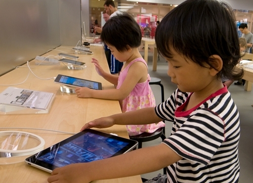 Giáo dục trẻ bằng công nghệ hiện đại Có nên iPhone, Ipad?
