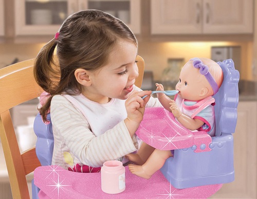 Cho bé gái chơi với búp bê là cách phát triển cảm xúc và giác quan rất tốt cho trẻ