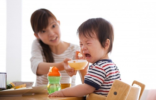 Tác hại khôn lường khi bạn dọa nạt trẻ, ép trẻ ăn.