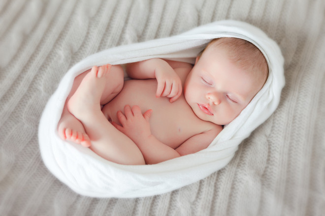 Làm sao để trẻ 2 tháng tuổi ngủ xuyên đêm không quấy khóc?