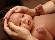 Hướng dẫn mẹ cách điều trị đơn giản khi trẻ sơ sinh bị nấc