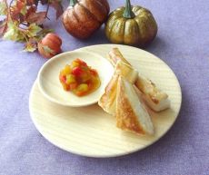 Bánh mì với bí đỏ và cà chua