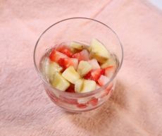 Chuối và dâu tây tráng miệng