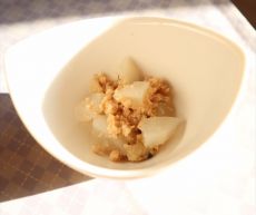 Củ cải luộc và thịt gà băm