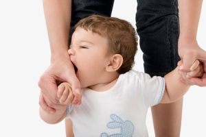 Nên làm gì với tật cắn ở trẻ?