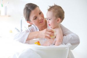 Những trò chơi cho trẻ dưới 6 tháng tuổi bố mẹ cần biết