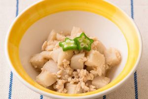 Sốt thịt gà băm nấu khoai môn