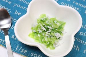Cá mồi trắng và cải bắp xanh