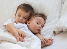Xây dựng thói quen ngủ lành mạnh cho bé từ 12-18 tháng tuổi.