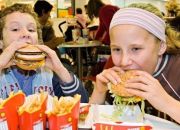 Thức ăn nhanh – Mối nguy hại khôn lường cho trẻ nhỏ