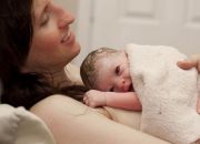 Phương pháp da tiếp da và những lợi ích không ngờ cho mẹ và bé
