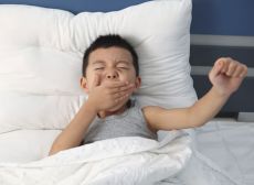 Trẻ “ngủ ngày cày đêm” bạn phải làm sao? (P1)