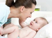 6 trò chơi cho trẻ sơ sinh 0-3 tháng tuổi phát triển giác quan