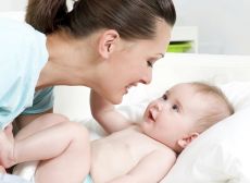 6 trò chơi cho trẻ sơ sinh 0-3 tháng tuổi phát triển giác quan