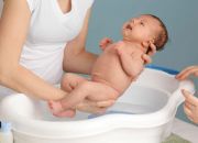 Tắm cho trẻ sơ sinh đúng cách và những lưu ý dành cho mẹ