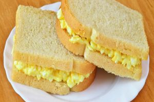 Bành mì sandwich kẹp trứng