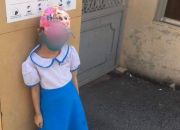 Đi học sớm 15 phút bé gái bị cô giáo phê bình, bắt đứng giữa nắng