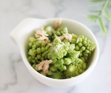 Bông cải xanh Romanesco và salad sữa chua cá ngừ