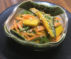 Nấu món Kinpira từ bí đỏ và cà rốt
