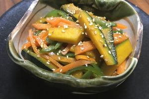 Nấu món Kinpira từ bí đỏ và cà rốt