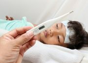 Trẻ bị sốt xuất huyết và những điều mẹ phải biết để chăm sóc