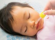 Trẻ sơ sinh bị nghẹt mũi: Bố mẹ nên chăm sóc thế nào?