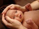 Hướng dẫn mẹ cách điều trị đơn giản khi trẻ sơ sinh bị nấc