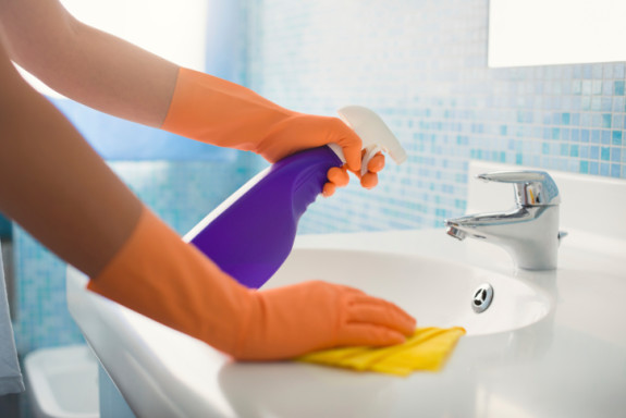 Thường xuyên vệ sinh nhà cửa làm giảm nguy cơ dị ứng ở trẻ
