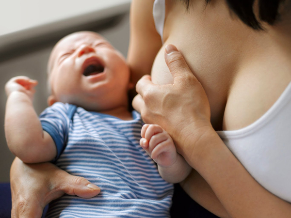 Bé cắn ti mẹ, phải làm sao?
