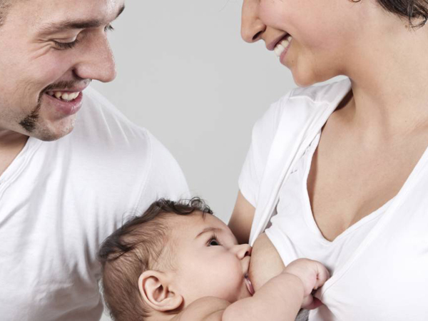 Những việc chồng có thể làm khi vợ cho con bú