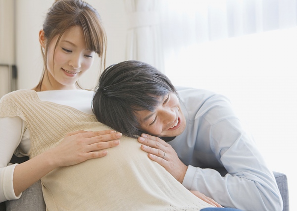 Những cái vuốt bụng của cha càng khiến con yêu cha nhiều hơn