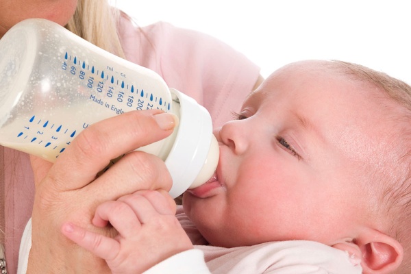 Phòng ngừa và xử lý đúng cách khi trẻ bị sặc sữa