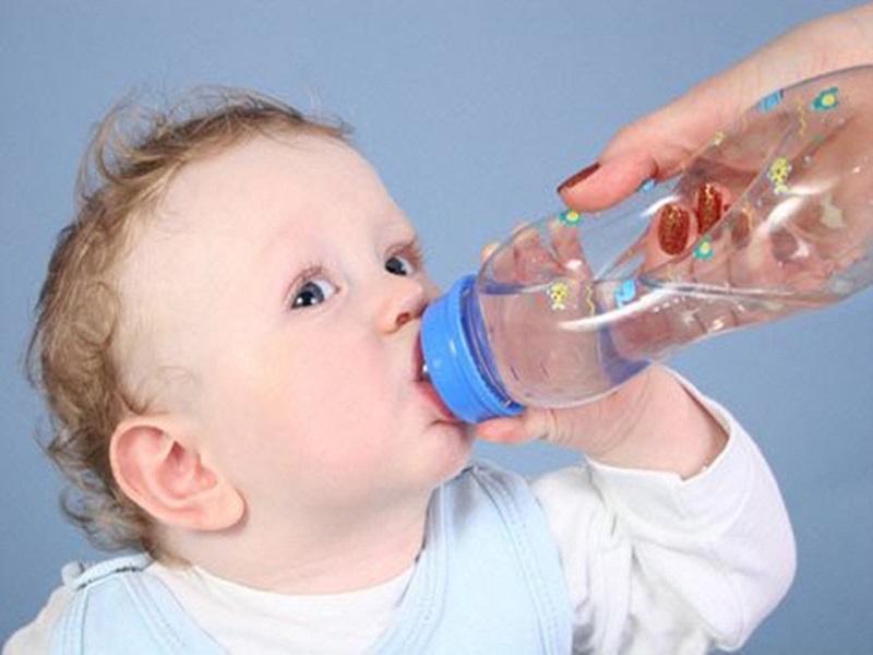 không nên cho trẻ uống nước