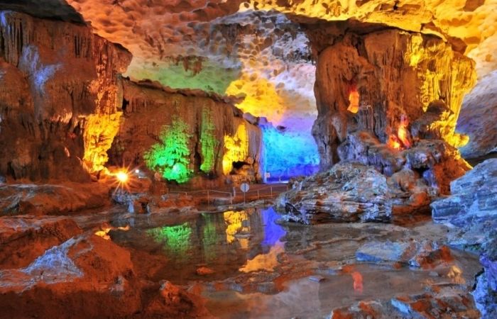 Du lịch Hạ Long - Khám phá vẻ đẹp kì ảo của hang Sửng Sốt