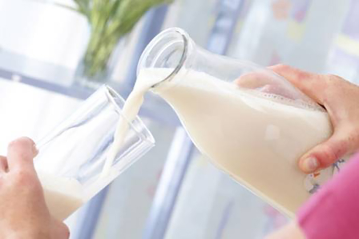Những lưu ý khi mẹ sau sinh sử dụng sữa tươi - Nguồn: ích mẫu lợi nhi