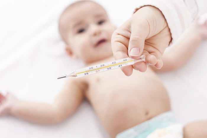Trẻ tiêm phòng bị sốt và cách điều trị